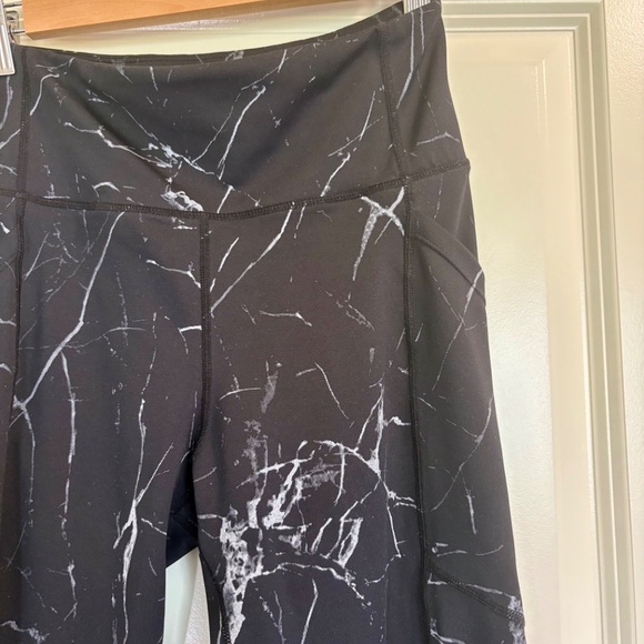 KIAVA Women’s Leggings Size Medium Pockets Black and White Marble Activewear - Picture 2 of 7